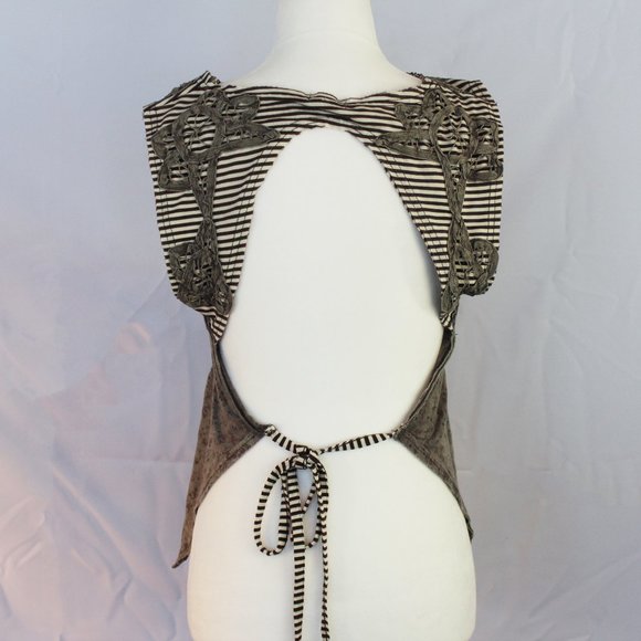 Wildly UNIQUE Gimmick by BKE Backless Bohemian Top Small - Picture 3 of 3
